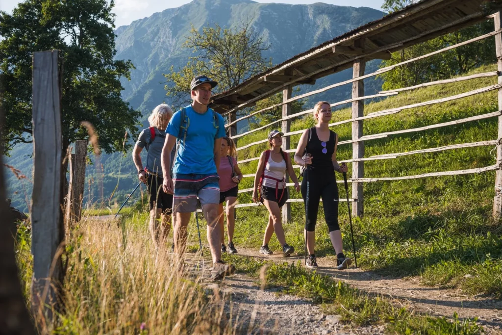 Wandelen in het dorp Drežnica