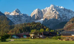 Kranjska Gora bij zonsopgang met Julische Alpen op de achtergrond