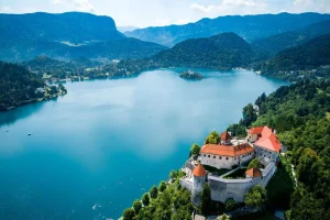 Panoramisch uitzicht op het meer van Bled