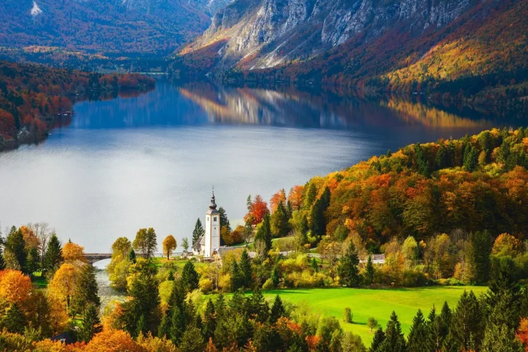 Panoramisch uitzicht op het meer van Bohinj