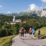 Wandelen in Drežnica onder de berg Krn