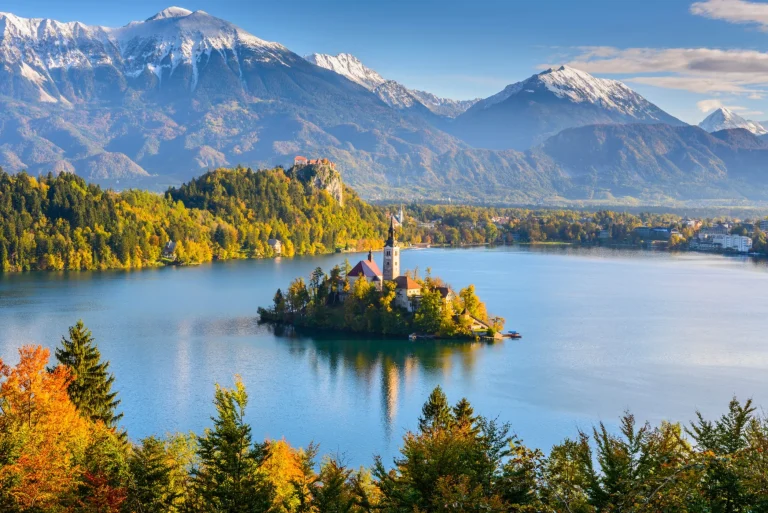 Panoramisch uitzicht op het meer van Bled vanaf de berg Osojnica, Slovenië