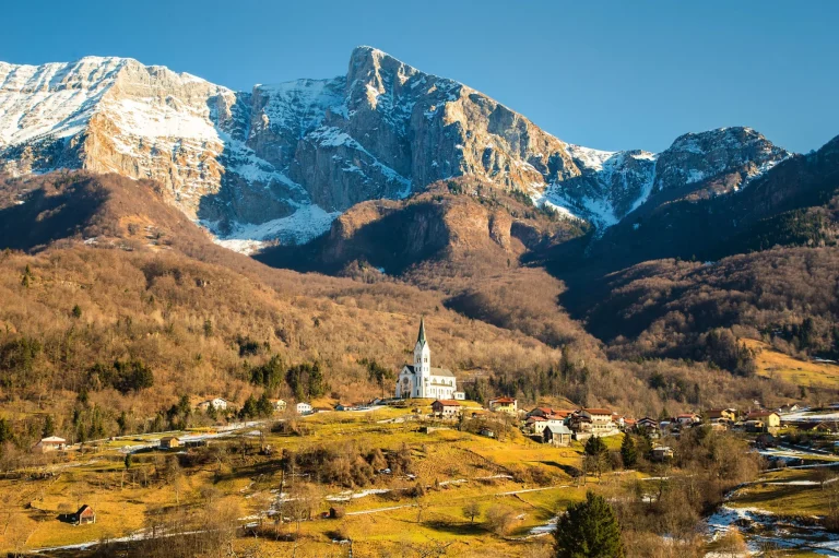 Dorp Drežnica, op de achtergrond de schilderachtige berg Krn, Slovenië, Julische Alpen